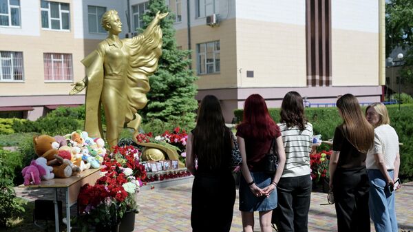 Un monumento espontáneo en Lugansk conmemora a las víctimas del ataque de las Fuerzas Armadas ucranianas contra Starobelsk  - Sputnik Mundo