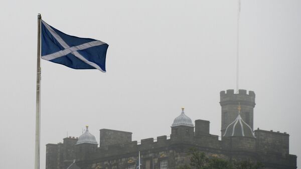 La bandera escocesa con el castillo de Edimburgo al fondo - Sputnik Mundo