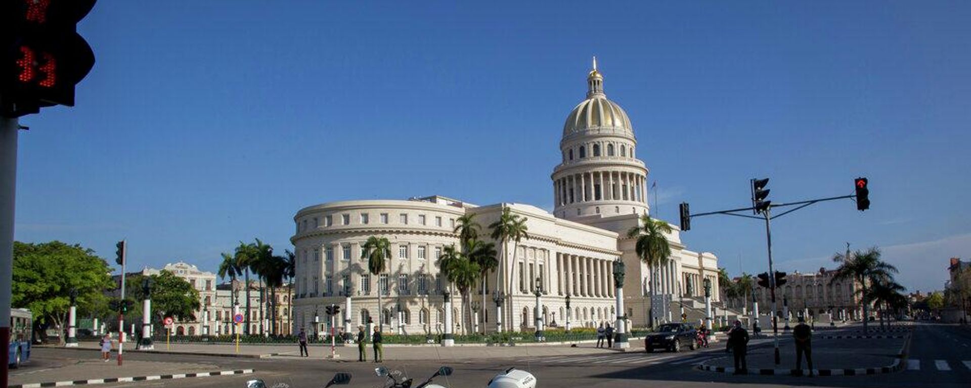 Motocicletas policiales permanecen estacionadas cerca del Capitolio Nacional mientras la Policía monta guardia en La Habana, Cuba, el 12 de julio de 2021 - Sputnik Mundo, 1920, 14.07.2026