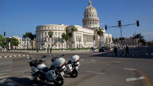 Motocicletas policiales permanecen estacionadas cerca del Capitolio Nacional mientras la Policía monta guardia en La Habana, Cuba, el 12 de julio de 2021  - Sputnik Mundo