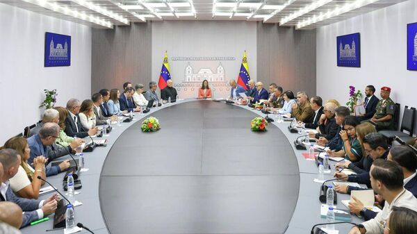 La presidenta encargada de Venezuela, Delcy Rodríguez, en una reunión con funcionarios. - Sputnik Mundo