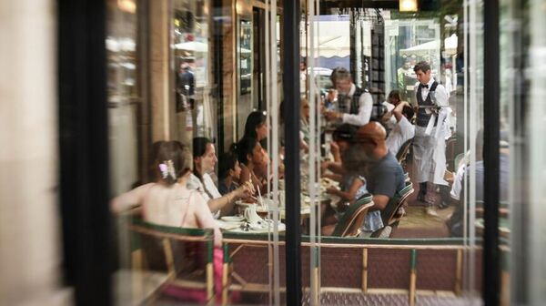 Personas visitando un café en París, Francia. - Sputnik Mundo