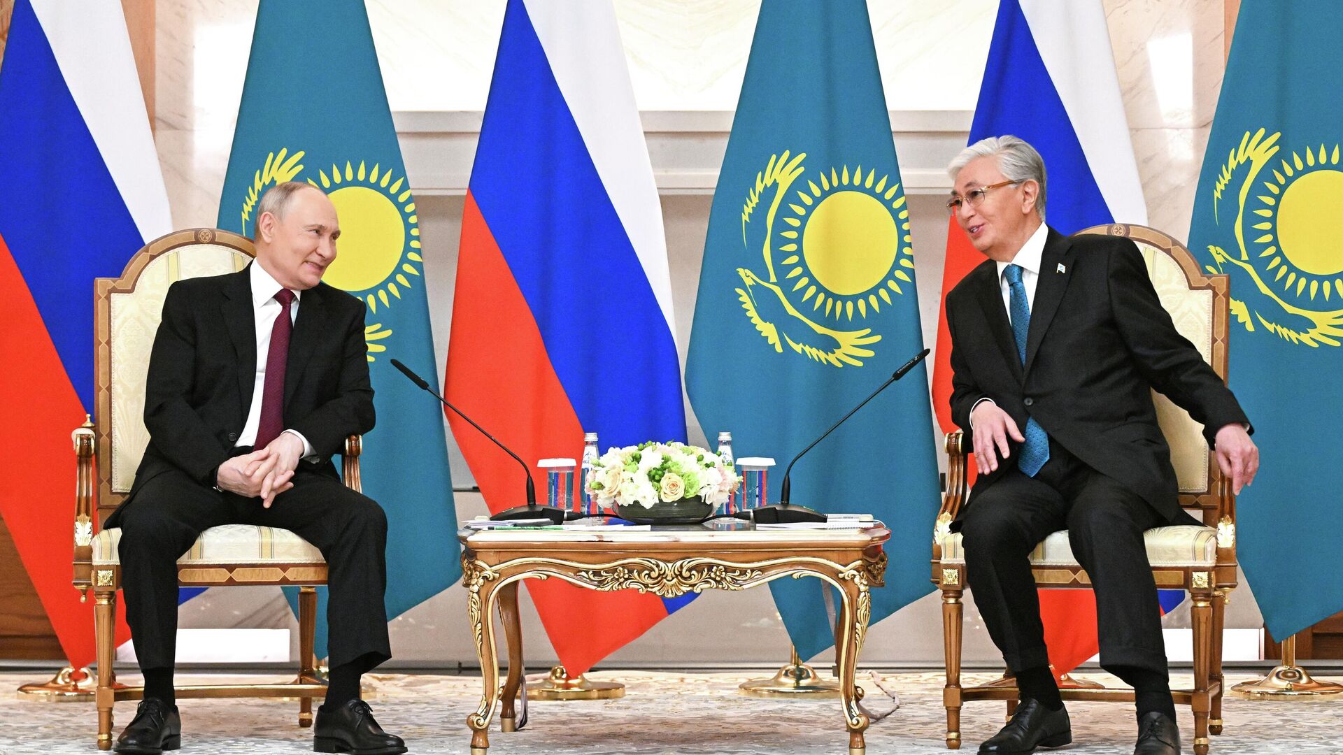 Kasim-Yomart Tokáyev y Vladímir Putin en Astaná Kasim-Yomart Tokáyev y Vladímir Putin en Astaná - Sputnik Mundo, 1920, 28.05.2026