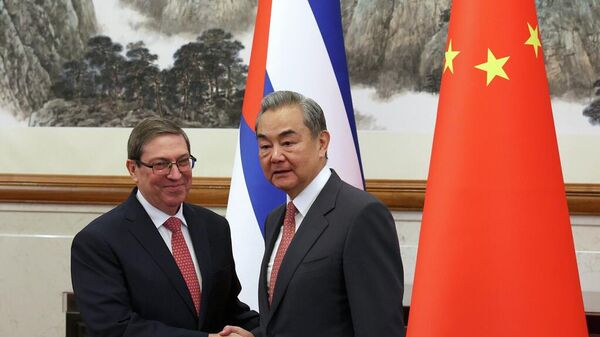 El canciller de Cuba, Bruno Rodríguez Parrilla, y el ministro de Exteriores de China, Wang Yi, en Pekín, China, el 12 de mayo de 2025 El canciller de Cuba, Bruno Rodríguez Parrilla, y el ministro de Exteriores de China, Wang Yi, en Pekín, China, el 12 de mayo de 2025 - Sputnik Mundo