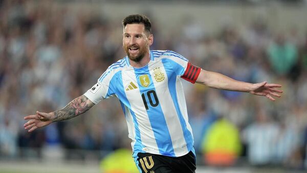 Lionel Messi, de Argentina, celebra tras marcar el primer gol de su equipo contra Bolivia durante un partido de clasificación para el Mundial de 2026 en el Estadio Monumental de Buenos Aires, Argentina, el martes 15 de octubre de 2024  - Sputnik Mundo