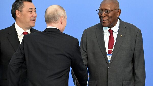 El presidente kirguizo Sadyr Japarov, el presidente ruso Vladímir Putin y el vicepresidente de Cuba Salvador Valdés Mesa - Sputnik Mundo
