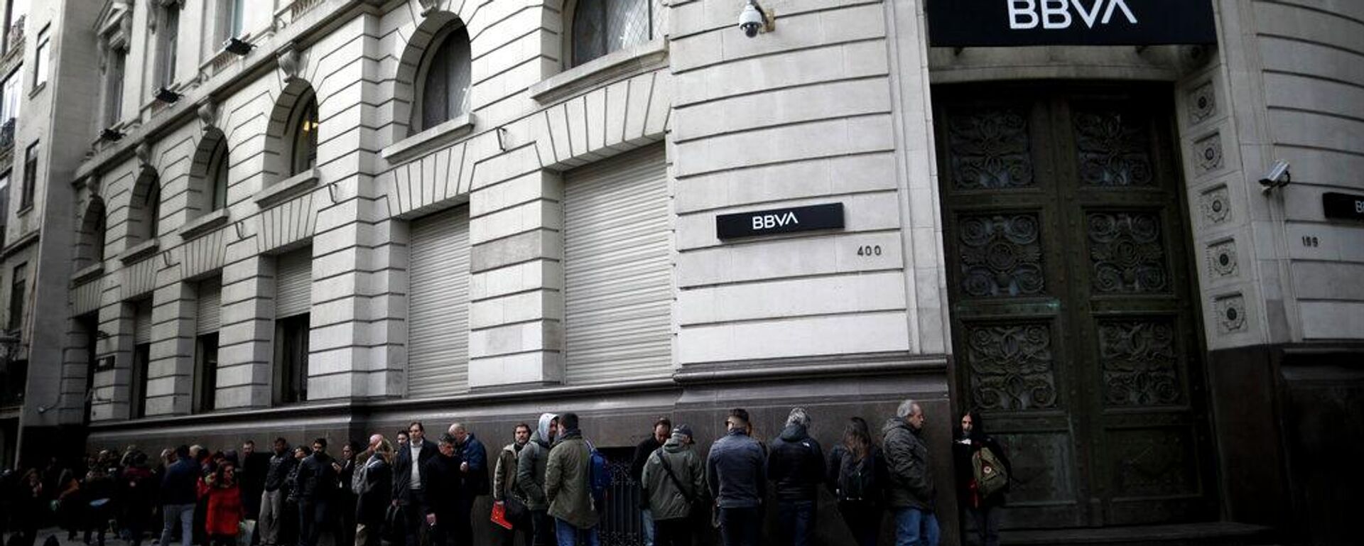 Los argentinos hacen fila para que abra el banco BBVA en Buenos Aires, Argentina, el lunes 2 de septiembre de 2019.  - Sputnik Mundo, 1920, 30.05.2026