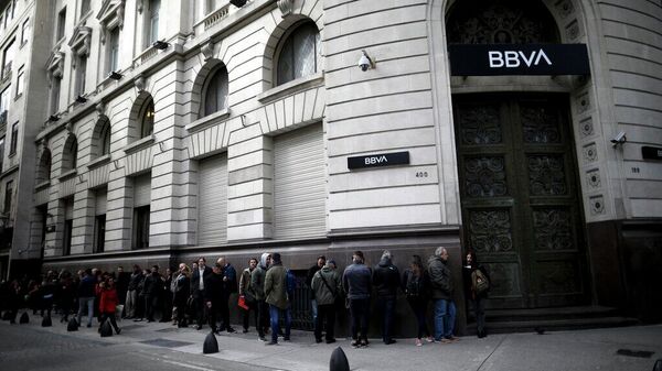 Los argentinos hacen fila para que abra el banco BBVA en Buenos Aires, Argentina, el lunes 2 de septiembre de 2019.  - Sputnik Mundo