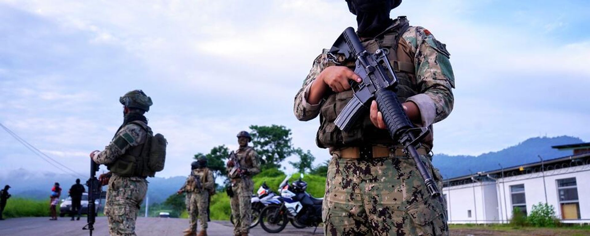 Soldados montan guardia en el barrio Socio Vivienda 2 al día siguiente de la masacre ocurrida en Guayaquil, Ecuador, el viernes 7 de marzo de 2025. (Foto AP/Cesar Munoz) - Sputnik Mundo, 1920, 30.05.2026