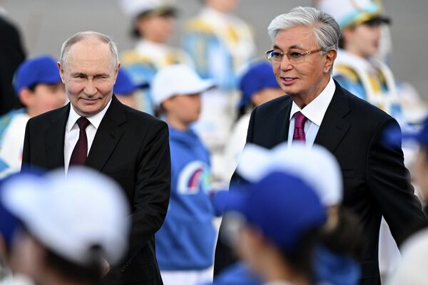 El mandatario ruso, Vladímir Putin, es recibido por su homólogo kazajo Kasim-Yomart Tokáyev, durante su visita de Estado a Kazajistán. - Sputnik Mundo