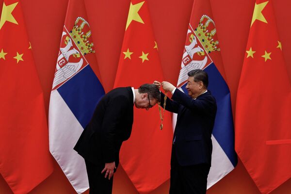 El presidente de China, Xi Jinping, condecora a su par serbio, Aleksandar Vucic. - Sputnik Mundo