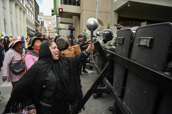 Las mujeres bolivianas protestan en el Día de la Madre utilizando utensilios de cocina. - Sputnik Mundo