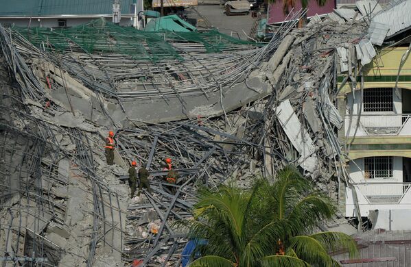 Los equipos de rescate continúan las labores de búsqueda en el edificio derrumbado de la ciudad filipina de Ángeles. - Sputnik Mundo