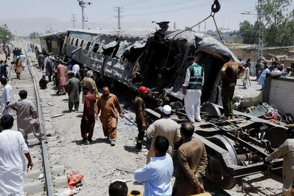 Empleados del ferrocarril y residentes locales se reúnen en el lugar del atentado en la ciudad pakistaní de Quetta. - Sputnik Mundo
