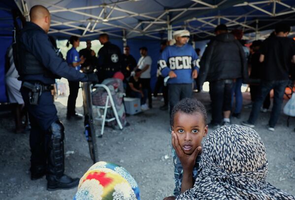 La Policía francesa desarrolla una operación de búsqueda en uno de los campamentos de migrantes del norte del país, próximo al canal de la Mancha. - Sputnik Mundo