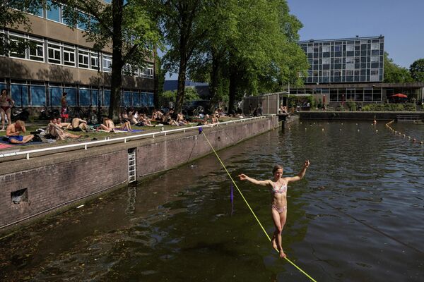 Los habitantes de la capital holandesa, Ámsterdam, disfrutan de un tiempo inusualmente cálido. - Sputnik Mundo