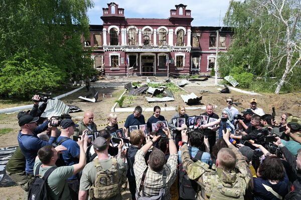 Representantes de los medios de comunicación de 19 países acudieron al lugar del bombardeo ucraniano contra una residencia de estudiantes de Starobelsk, en la república popular de Lugansk. - Sputnik Mundo
