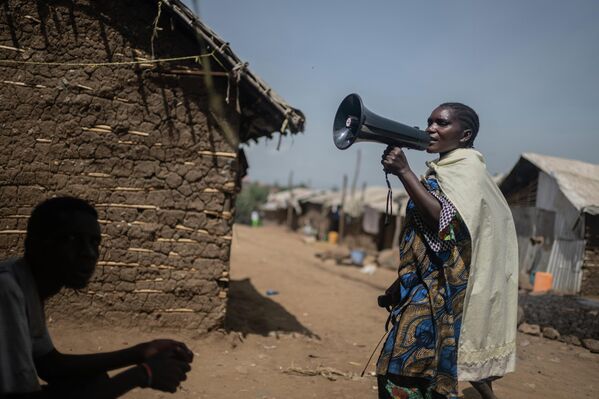 Habitantes de un campo de desplazados en Congo reciben información sobre la propagación del virus del ébola. - Sputnik Mundo