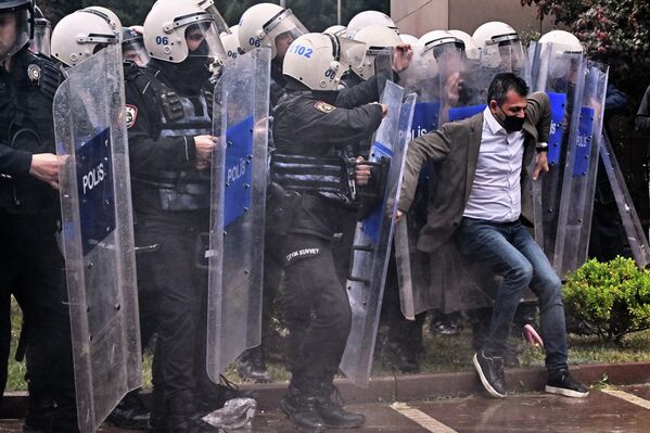 Un participante de un mitin de la oposición en Turquía se enfrenta a las fuerzas policiales. - Sputnik Mundo