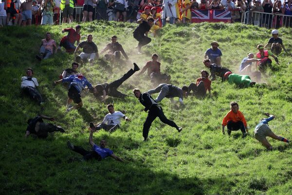 Los británicos rivalizan durante el tradicional Festival del Queso Rodante (Cooper's Hill Cheese-Rolling and Wake) cerca de la ciudad de Brockworth. - Sputnik Mundo