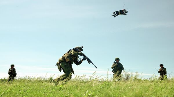 Militares del 25.º Ejército del grupo Oeste durante las sesiones de entrenamiento para contrarrestar drones FPV - Sputnik Mundo