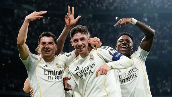 Federico Valverde, jugador del Real Madrid, celebra tras marcar su tercer gol durante el partido de ida de los octavos de final de la Liga de Campeones entre el Real Madrid y el Manchester City, disputado en Madrid, España, el11 de marzo de 2026  - Sputnik Mundo