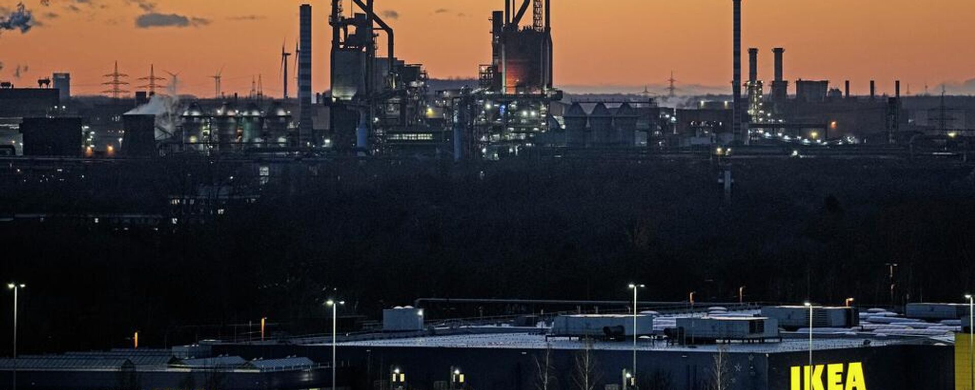 El alto horno de la problemática fábrica de acero Thyssenkrupp se ve en la fotografía tomada al atardecer detrás de una tienda IKEA en Duisburgo, Alemania, el 27 de enero de 2025  - Sputnik Mundo, 1920, 30.05.2026