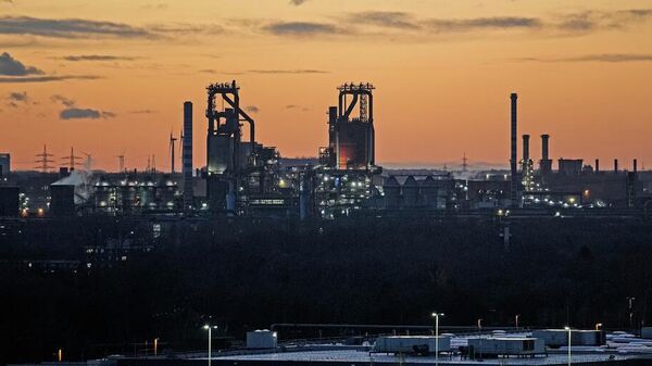 El alto horno de la problemática fábrica de acero Thyssenkrupp se ve en la fotografía tomada al atardecer detrás de una tienda IKEA en Duisburgo, Alemania, el 27 de enero de 2025  - Sputnik Mundo