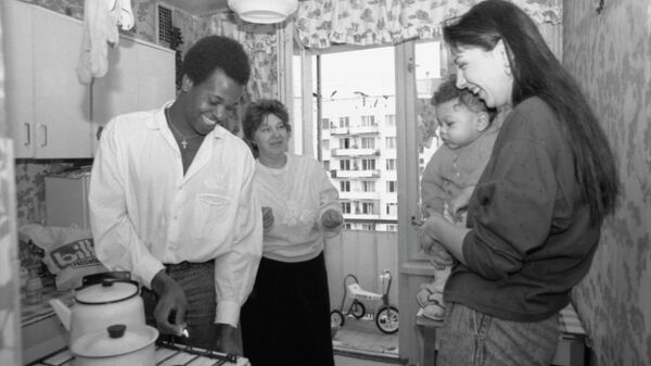 Una familia de estudiantes de la Universidad de la Amistad de los Pueblos Patrice Lumumba (actualmente Universidad de la Amistad de los Pueblos de Rusia) en su casa - Sputnik Mundo