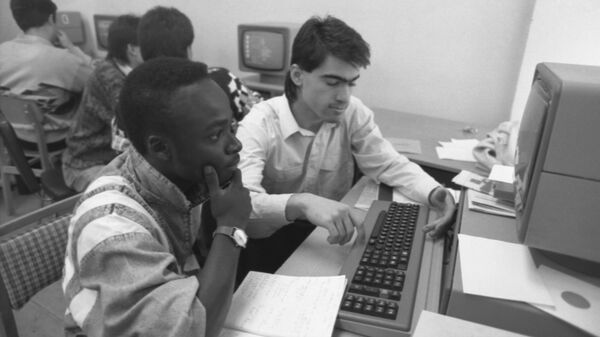 Los estudiantes de la Universidad de la Amistad de los Pueblos que lleva el nombre de Patrice Lumumba (actualmente Universidad de la Amistad de los Pueblos de Rusia) dominan los programas informáticos - Sputnik Mundo