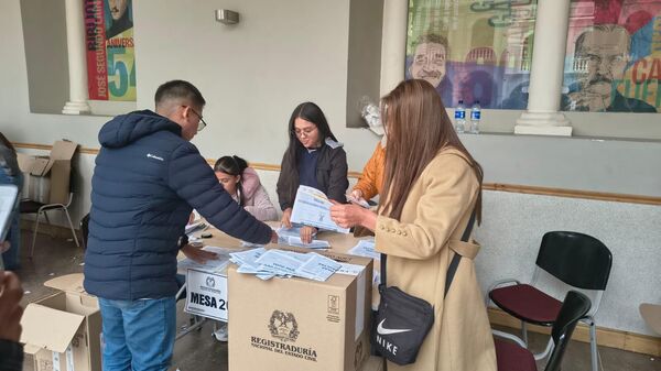 Funcionarios del Consejo Nacional Electoral (CNE) de Colombia durante preparativos de la elección presidencial del 31 de mayo de 2026 - Sputnik Mundo