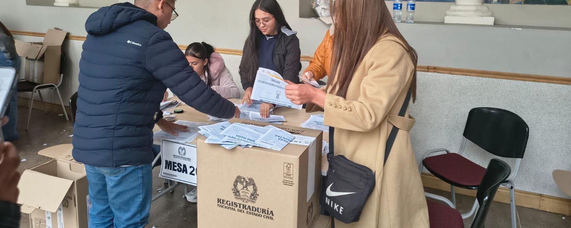 Funcionarios del Consejo Nacional Electoral (CNE) de Colombia durante preparativos de la elección presidencial del 31 de mayo de 2026 - Sputnik Mundo, 1920, 31.05.2026