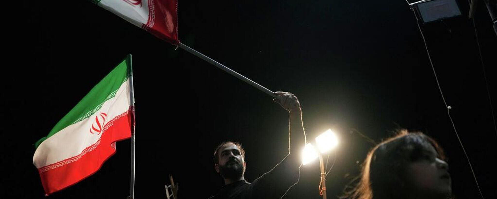 Manifestantes ondean banderas iraníes durante una concentración a favor del gobierno en Teherán - Sputnik Mundo, 1920, 01.06.2026