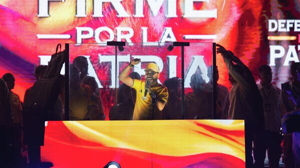 El candidato a la Presidencia de Colombia, Abelardo de la Espriella, durante su discurso en el Malecón de Barranquilla tras conocer los resultados electorales el 31 de mayo de 2026 - Sputnik Mundo