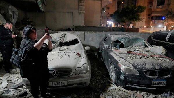 Resultados de un ataque israelí contra un edificio de apartamentos en un suburbio al sur de Beirut, Líbano. - Sputnik Mundo
