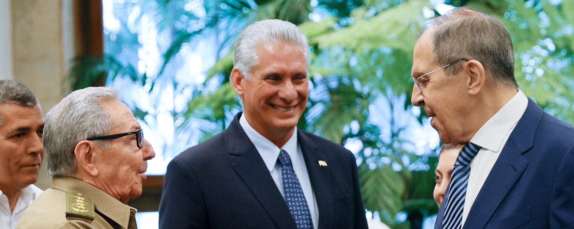 El expresidente de Cuba, Raúl Castro, el presidente de Cuba, Miguel Díaz-Canel Bermúdez, y el ministro de Exteriores de Rusia, Serguéi Lavrov - Sputnik Mundo, 1920, 03.06.2026