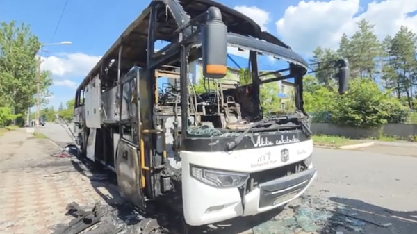 El autobús que resultó destruido en un ataque ucraniano en la república de Donetsk - Sputnik Mundo