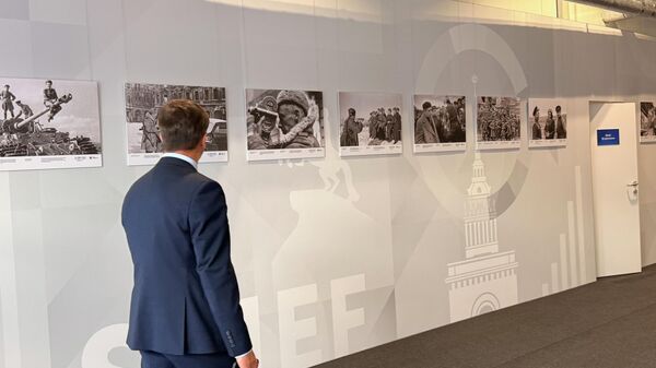 La exposición fotográfica dedicada al 85.º aniversario de Sovinformburó (el Gabinete de Información Soviético), en el Foro Económico Internacional de San Petersburgo (SPIEF) de 2026 - Sputnik Mundo