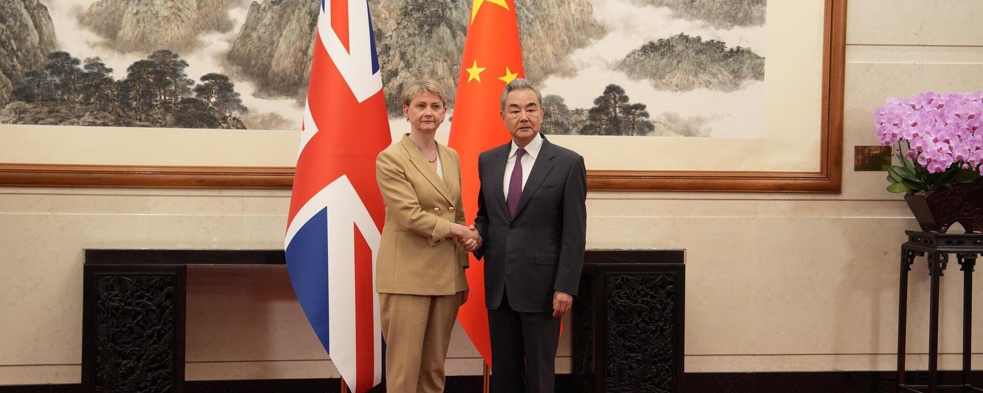 Cancilleres del Reino Unido y China, Yvette Cooper y Wang Yi, respectivamente, durante su reunión en Pekín - Sputnik Mundo, 1920, 04.06.2026