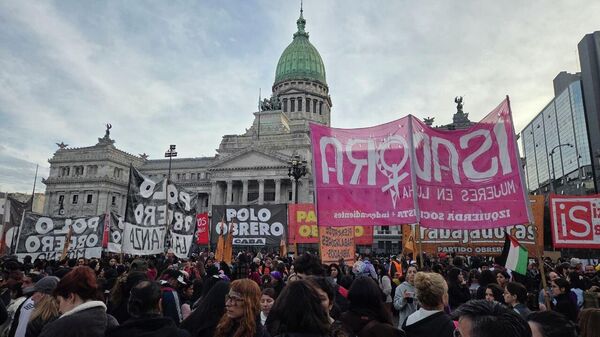 Miles de mujeres argentinas salen a las calles contra la violencia de género - Sputnik Mundo
