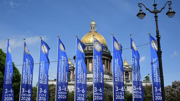 El SPIEF 2026 banderas - Sputnik Mundo