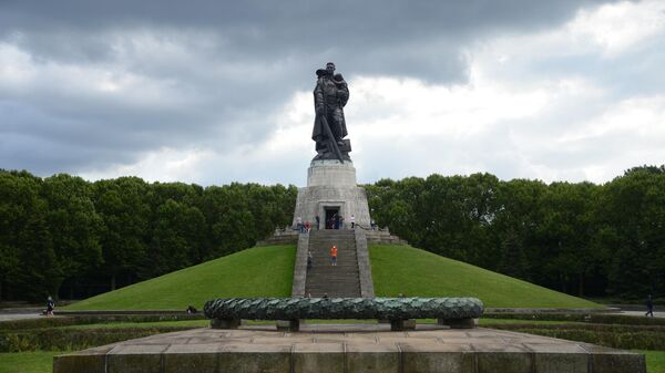 Monumento Conmemorativo a los Soldados Soviéticos  en Treptower Park  - Sputnik Mundo