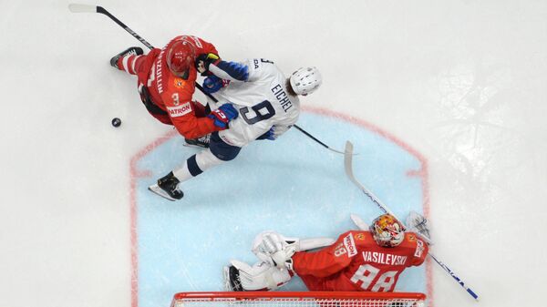 Dinar Khafizullin (Rusia), John Eichel (EEUU) y el arquero ruso Andréi Vasilevskiy (de izq. a der.) durante el partido de cuartos de final del Mundial de hockey entre Rusia y EEUU, Eslovaquia  - Sputnik Mundo