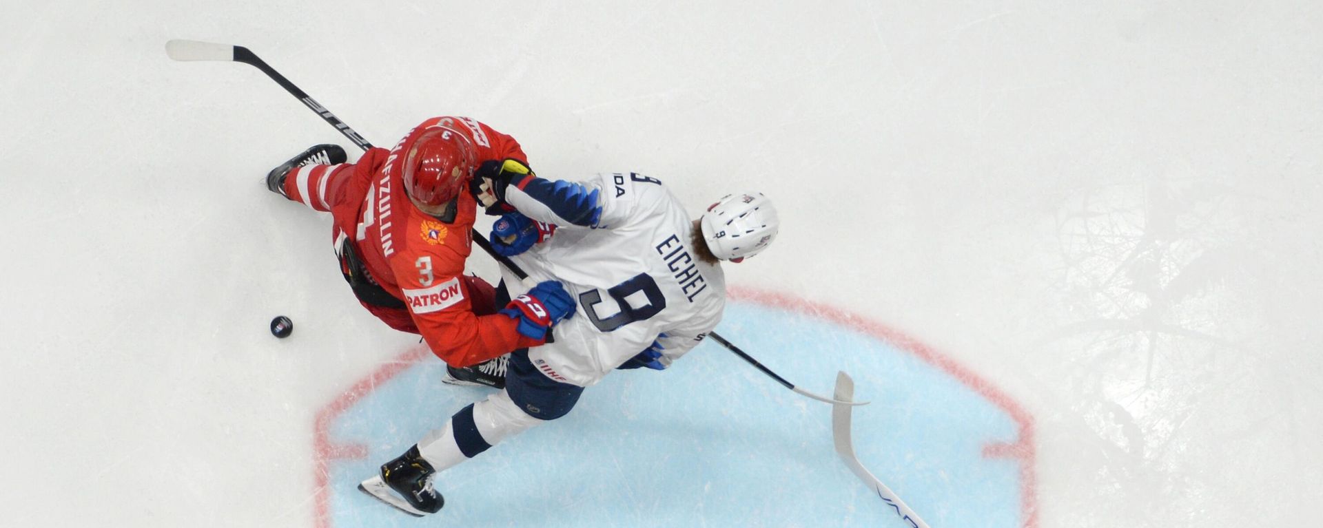 Dinar Khafizullin (Rusia), John Eichel (EEUU) y el arquero ruso Andréi Vasilevskiy (de izq. a der.) durante el partido de cuartos de final del Mundial de hockey entre Rusia y EEUU, Eslovaquia  - Sputnik Mundo, 1920, 04.06.2026