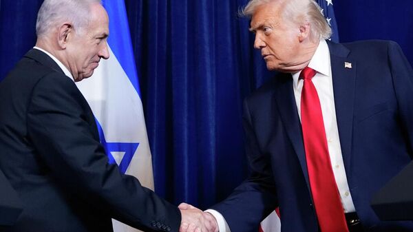 El presidente estadounidense, Donald Trump, estrecha la mano del primer ministro israelí, Benjamín Netanyahu - Sputnik Mundo