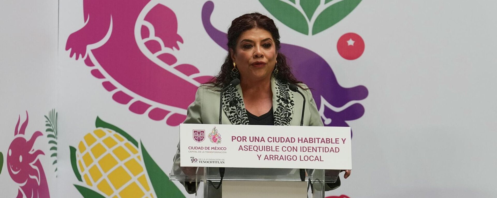 Clara Brugada, jefa de Gobierno de la Ciudad de México, ofrece una conferencia de prensa con su imagen de Gobierno de fondo (archivo) - Sputnik Mundo, 1920, 06.06.2026