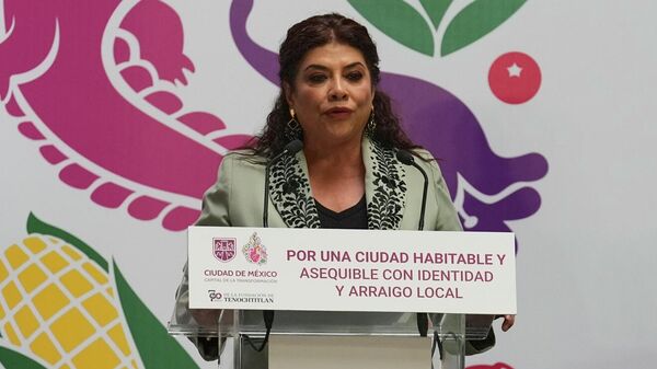Clara Brugada, jefa de Gobierno de la Ciudad de México, ofrece una conferencia de prensa con su imagen de Gobierno de fondo (archivo) Clara Brugada, jefa de Gobierno de la Ciudad de México, ofrece una conferencia de prensa con su imagen de Gobierno de fondo (archivo) - Sputnik Mundo