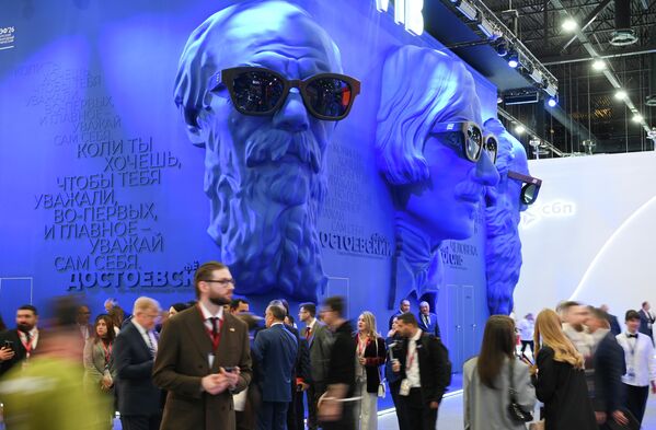 Instalación artística con los icónicos escritores rusos Alexandr Pushkin, Nikolái Gógol, Fiódor Dostoievski y Lev Tolstói con gafas de sol en el Foro Económico Internacional de San Petersburgo (SPIEF 2026), Rusia. - Sputnik Mundo