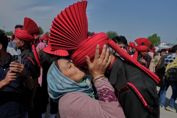 La madre de un soldado recién graduado del Regimiento de Infantería Ligera Jammu y Cachemira besa a su hijo durante el desfile de graduación en un centro de entrenamiento en las afueras de Srinagar, Cachemira (bajo control indio). - Sputnik Mundo