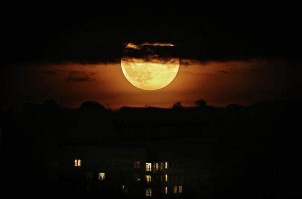 Salida de la luna sobre los edificios de la avenida Vernadski, Moscú, Rusia. - Sputnik Mundo